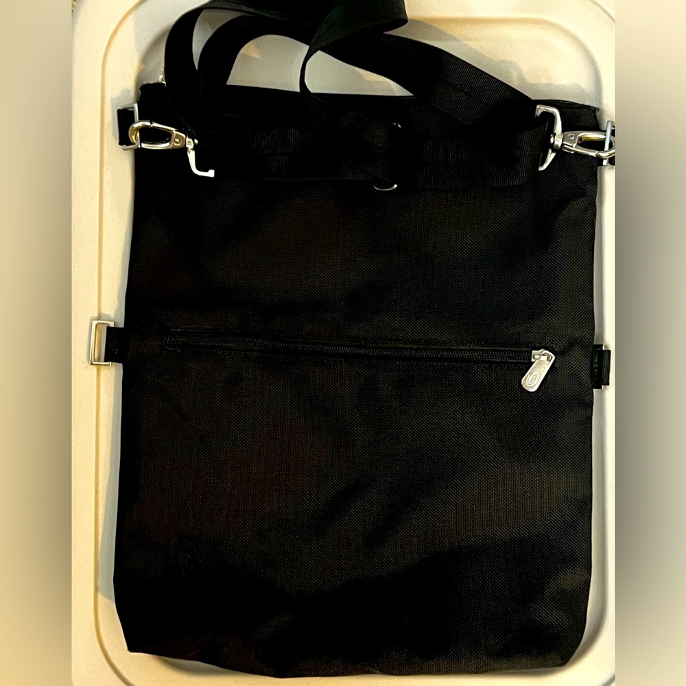 HTF TIMBUK2 13” x 16” Crossbody Bag Laptop Size Black Silver Heavy Duty Hardware